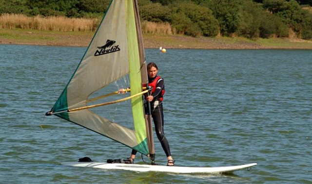  Aprovecha el poder del viento mientras hace windsurf 